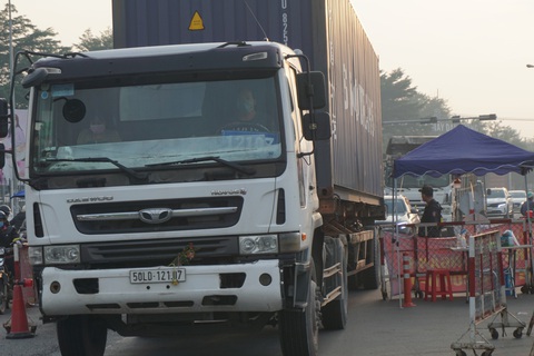 Dời chốt ở đường Nguyễn Kiệm, nới lỏng kiểm tra qua các chốt ở Gò Vấp - Ảnh 5. Dời chốt ở đường Nguyễn Kiệm, nới lỏng kiểm tra qua các chốt ở Gò Vấp - Ảnh 5.