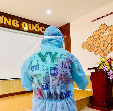 Nào ta cùng trang trí đồ bảo hộ chống dịch! - Ảnh 1. Nào ta cùng trang trí đồ bảo hộ chống dịch! - Ảnh 1.