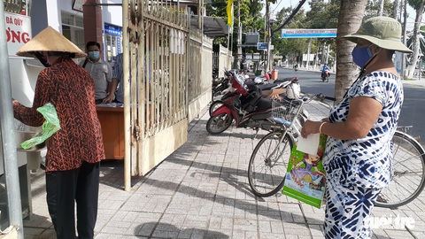 Ấm lòng với ATM gạo, quán cơm 2.000 đồng cho người nghèo ở An Giang - Ảnh 2. Ấm lòng với ATM gạo, quán cơm 2.000 đồng cho người nghèo ở An Giang - Ảnh 2.