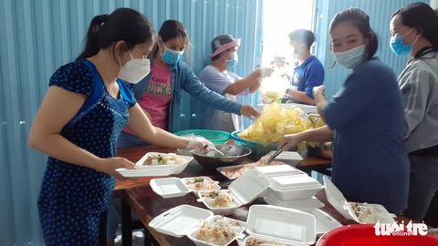 Ấm lòng với ATM gạo, quán cơm 2.000 đồng cho người nghèo ở An Giang - Ảnh 3. Ấm lòng với ATM gạo, quán cơm 2.000 đồng cho người nghèo ở An Giang - Ảnh 3.