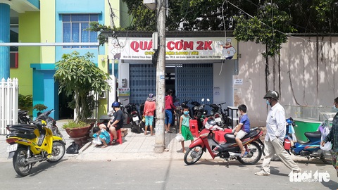 Ấm lòng với ATM gạo, quán cơm 2.000 đồng cho người nghèo ở An Giang - Ảnh 5. Ấm lòng với ATM gạo, quán cơm 2.000 đồng cho người nghèo ở An Giang - Ảnh 5.