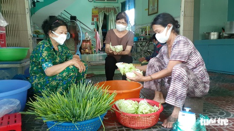Ấm lòng với ATM gạo, quán cơm 2.000 đồng cho người nghèo ở An Giang - Ảnh 6. Ấm lòng với ATM gạo, quán cơm 2.000 đồng cho người nghèo ở An Giang - Ảnh 6.