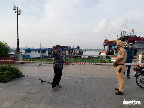 Phát hiện cảnh sát, người tập thể dục nhảy xuống sông bơi đi trốn - Ảnh 1. Phát hiện cảnh sát, người tập thể dục nhảy xuống sông bơi đi trốn - Ảnh 1.