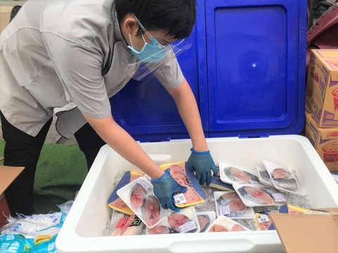 Bất ngờ được mua thịt, cá... giá siêu thị ngay ở vỉa hè TP.HCM - Ảnh 3. Bất ngờ được mua thịt, cá... giá siêu thị ngay ở vỉa hè TP.HCM - Ảnh 3.