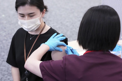 Nhật Bản công bố nghiên cứu về phản ứng phụ sau khi tiêm vaccine của Moderna - Ảnh 1. Nhật Bản công bố nghiên cứu về phản ứng phụ sau khi tiêm vaccine của Moderna - Ảnh 1.