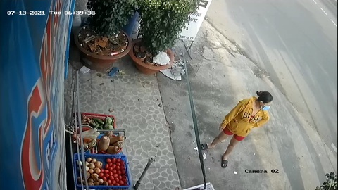 Xác minh video tổ công tác phường Tam Bình giằng co với người phụ nữ - Ảnh 2. Xác minh video tổ công tác phường Tam Bình giằng co với người phụ nữ - Ảnh 2.