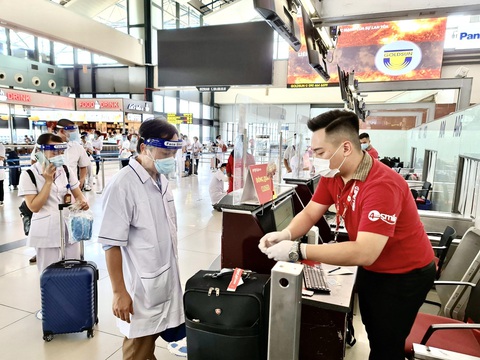 Vietjet đưa nhân viên y tế vào TP.HCM hỗ trợ chống dịch - Ảnh 2. Vietjet đưa nhân viên y tế vào TP.HCM hỗ trợ chống dịch - Ảnh 2.