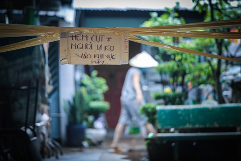 Thương TP.HCM qua hình ảnh những con hẻm thời COVID-19 - Ảnh 8. Thương TP.HCM qua hình ảnh những con hẻm thời COVID-19 - Ảnh 8.