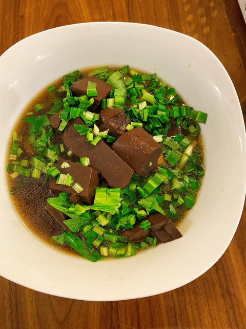 Diễn viên Trung Dũng nấu lòng khìa nước dừa và tô canh huyết - Ảnh 5. Diễn viên Trung Dũng nấu lòng khìa nước dừa và tô canh huyết - Ảnh 5.