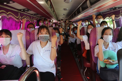 Huế gửi 127 bác sĩ, tình nguyện viên vào TP.HCM, Đồng Tháp chống dịch COVID-19 - Ảnh 4. Huế gửi 127 bác sĩ, tình nguyện viên vào TP.HCM, Đồng Tháp chống dịch COVID-19 - Ảnh 4.