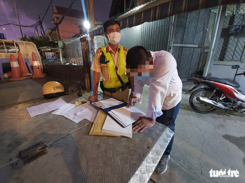 Tài xế không có giấy xét nghiệm âm tính, cố thủ trên xe - Ảnh 1. Tài xế không có giấy xét nghiệm âm tính, cố thủ trên xe - Ảnh 1.