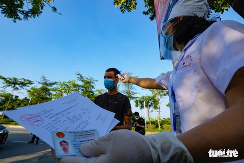 Hà Nội test nhanh COVID-19 tại chốt kiểm dịch các cửa ngõ - Ảnh 5. Hà Nội test nhanh COVID-19 tại chốt kiểm dịch các cửa ngõ - Ảnh 5.