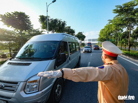 Hà Nội test nhanh COVID-19 tại chốt kiểm dịch các cửa ngõ - Ảnh 2. Hà Nội test nhanh COVID-19 tại chốt kiểm dịch các cửa ngõ - Ảnh 2.