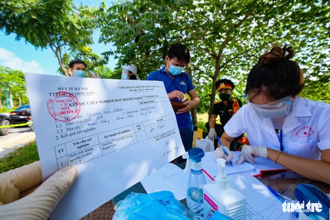 Hà Nội test nhanh COVID-19 tại chốt kiểm dịch các cửa ngõ - Ảnh 9. Hà Nội test nhanh COVID-19 tại chốt kiểm dịch các cửa ngõ - Ảnh 9.