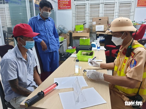 Truy đuổi tài xế dương tính ma túy lái xe đầu kéo vượt chốt kiểm dịch - Ảnh 2. Truy đuổi tài xế dương tính ma túy lái xe đầu kéo vượt chốt kiểm dịch - Ảnh 2.