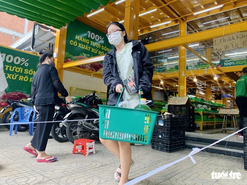 Hớt hải chạy đua mua thực phẩm trong 10 phút theo quy định của cửa hàng - Ảnh 12. Hớt hải chạy đua mua thực phẩm trong 10 phút theo quy định của cửa hàng - Ảnh 12.