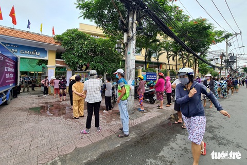 Xếp hàng dài cả trăm mét để mua thức ăn ở cửa hàng thực phẩm, siêu thị lưu động - Ảnh 3. Xếp hàng dài cả trăm mét để mua thức ăn ở cửa hàng thực phẩm, siêu thị lưu động - Ảnh 3.