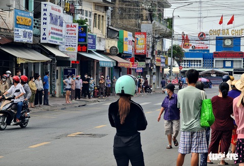 Xếp hàng dài cả trăm mét để mua thức ăn ở cửa hàng thực phẩm, siêu thị lưu động - Ảnh 5. Xếp hàng dài cả trăm mét để mua thức ăn ở cửa hàng thực phẩm, siêu thị lưu động - Ảnh 5.
