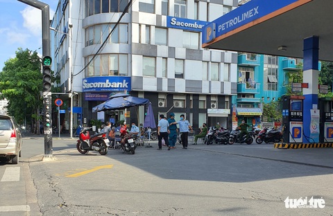 Quận Phú Nhuận phản hồi vụ đi ra ATM rút tiền mua đồ ăn bị phạt 1 triệu đồng - Ảnh 1. Quận Phú Nhuận phản hồi vụ đi ra ATM rút tiền mua đồ ăn bị phạt 1 triệu đồng - Ảnh 1.