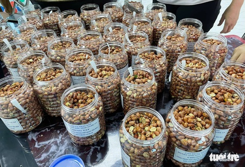 Bà con xứ Nghệ gom rau, làm khô cá gửi người dân TP.HCM - Ảnh 6. Bà con xứ Nghệ gom rau, làm khô cá gửi người dân TP.HCM - Ảnh 6.