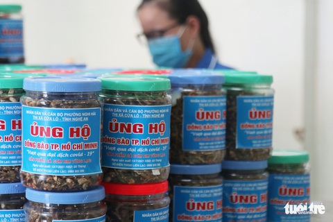 Bà con xứ Nghệ gom rau, làm khô cá gửi người dân TP.HCM - Ảnh 7. Bà con xứ Nghệ gom rau, làm khô cá gửi người dân TP.HCM - Ảnh 7.
