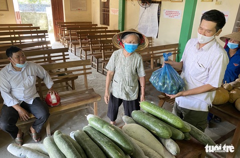Bà con xứ Nghệ gom rau, làm khô cá gửi người dân TP.HCM - Ảnh 2. Bà con xứ Nghệ gom rau, làm khô cá gửi người dân TP.HCM - Ảnh 2.