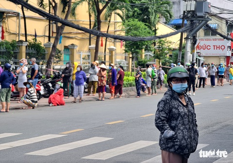 Xếp hàng dài cả trăm mét để mua thức ăn ở cửa hàng thực phẩm, siêu thị lưu động - Ảnh 4. Xếp hàng dài cả trăm mét để mua thức ăn ở cửa hàng thực phẩm, siêu thị lưu động - Ảnh 4.