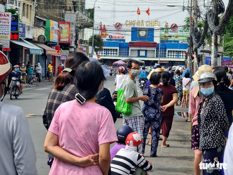 Xếp hàng dài cả trăm mét để mua thức ăn ở cửa hàng thực phẩm, siêu thị lưu động - Ảnh 2. Xếp hàng dài cả trăm mét để mua thức ăn ở cửa hàng thực phẩm, siêu thị lưu động - Ảnh 2.