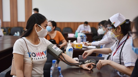 HỎI - ĐÁP về dịch COVID-19: Người dân ở TP.HCM sẽ được tiêm vắc xin đợt 5 thế nào? - Ảnh 1. HỎI - ĐÁP về dịch COVID-19: Người dân ở TP.HCM sẽ được tiêm vắc xin đợt 5 thế nào? - Ảnh 1.