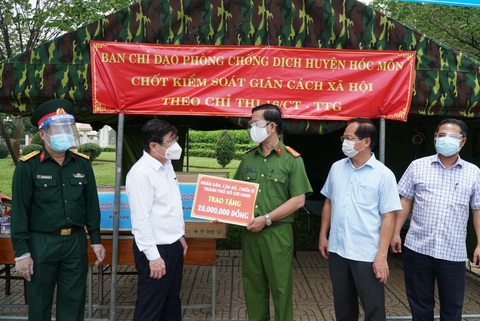Chủ tịch UBND TP.HCM Nguyễn Thành Phong: ‘Tuyệt đối không để bà con thiếu đói - Ảnh 2. Chủ tịch UBND TP.HCM Nguyễn Thành Phong: ‘Tuyệt đối không để bà con thiếu đói - Ảnh 2.