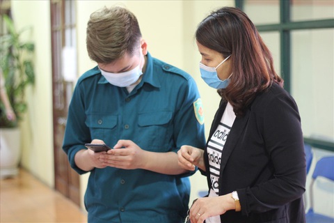 Hà Nội tăng cường quét mã QR để kiểm soát thông tin người ra vào cơ quan, đơn vị - Ảnh 1. Hà Nội tăng cường quét mã QR để kiểm soát thông tin người ra vào cơ quan, đơn vị - Ảnh 1.