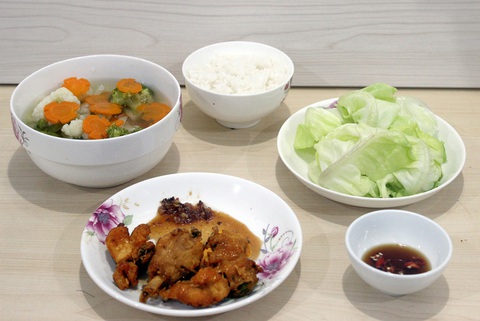 Gà chiên nước mắm, canh bông cải thịt bằm: Thực đơn của người độc thân. - Ảnh 1. Gà chiên nước mắm, canh bông cải thịt bằm: Thực đơn của người độc thân. - Ảnh 1.