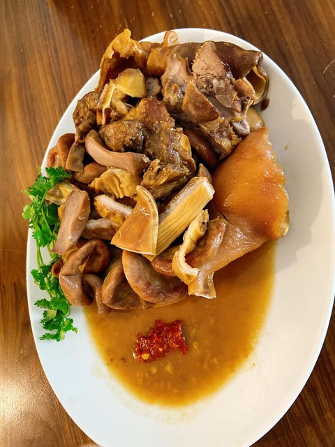 Diễn viên Trung Dũng nấu lòng khìa nước dừa và tô canh huyết - Ảnh 3. Diễn viên Trung Dũng nấu lòng khìa nước dừa và tô canh huyết - Ảnh 3.