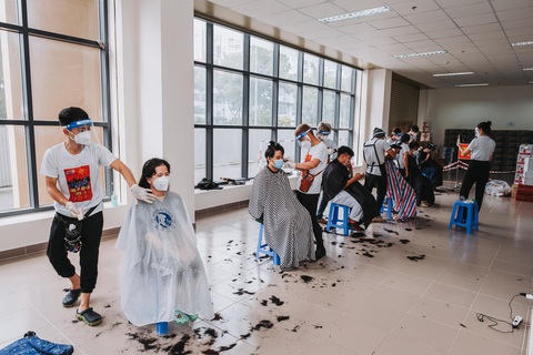 Nghệ sĩ vừa cắt tóc, vừa hát phục vụ y bác sĩ: Bệnh viện nào cần, hãy gọi chúng tôi - Ảnh 2. Nghệ sĩ vừa cắt tóc, vừa hát phục vụ y bác sĩ: Bệnh viện nào cần, hãy gọi chúng tôi - Ảnh 2.