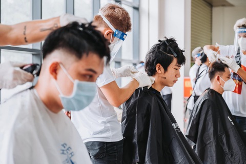 Nghệ sĩ vừa cắt tóc, vừa hát phục vụ y bác sĩ: Bệnh viện nào cần, hãy gọi chúng tôi - Ảnh 1. Nghệ sĩ vừa cắt tóc, vừa hát phục vụ y bác sĩ: Bệnh viện nào cần, hãy gọi chúng tôi - Ảnh 1.