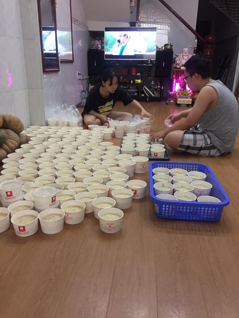 Miệt mài nấu cháo dinh dưỡng tặng trẻ nhỏ những ngày đại dịch - Ảnh 1. Miệt mài nấu cháo dinh dưỡng tặng trẻ nhỏ những ngày đại dịch - Ảnh 1.