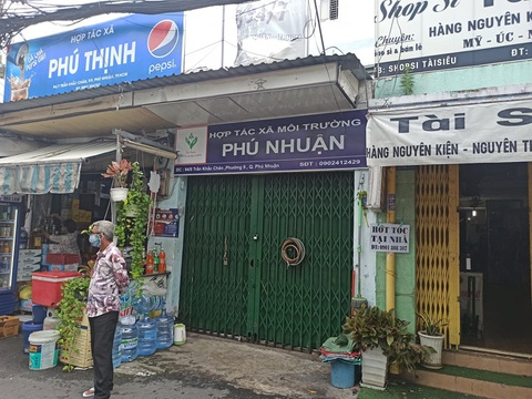 Phú Nhuận xác minh vụ ‘con ra đường sợ bị phạt, ba cấp giấy thông hành - Ảnh 1. Phú Nhuận xác minh vụ ‘con ra đường sợ bị phạt, ba cấp giấy thông hành - Ảnh 1.