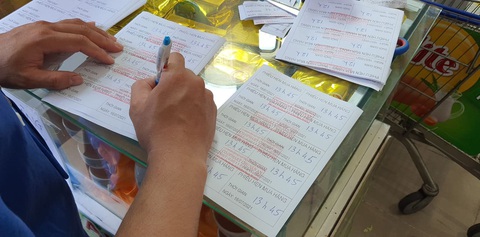Siêu thị phát phiếu bán hàng đúng theo giờ hẹn - Ảnh 2. Siêu thị phát phiếu bán hàng đúng theo giờ hẹn - Ảnh 2.