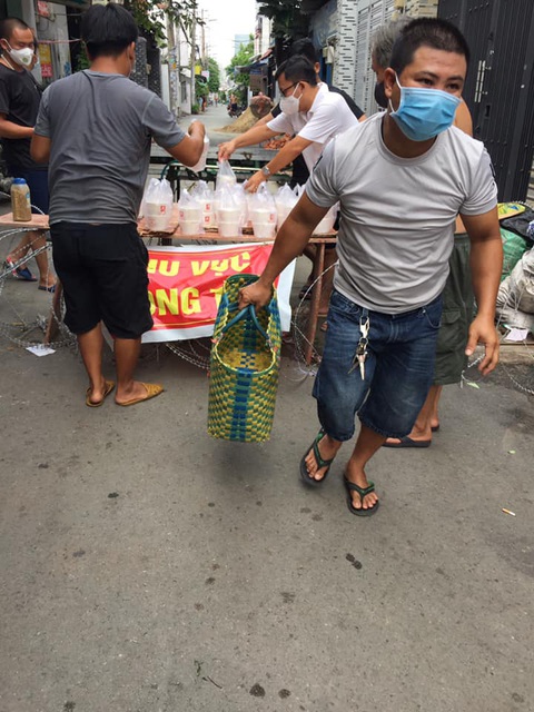 Miệt mài nấu cháo dinh dưỡng tặng trẻ nhỏ những ngày đại dịch - Ảnh 3. Miệt mài nấu cháo dinh dưỡng tặng trẻ nhỏ những ngày đại dịch - Ảnh 3.