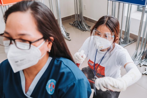 Nghệ sĩ vừa cắt tóc, vừa hát phục vụ y bác sĩ: Bệnh viện nào cần, hãy gọi chúng tôi - Ảnh 3. Nghệ sĩ vừa cắt tóc, vừa hát phục vụ y bác sĩ: Bệnh viện nào cần, hãy gọi chúng tôi - Ảnh 3.