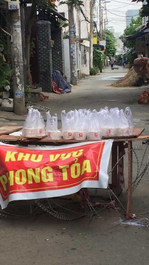 Miệt mài nấu cháo dinh dưỡng tặng trẻ nhỏ những ngày đại dịch - Ảnh 4. Miệt mài nấu cháo dinh dưỡng tặng trẻ nhỏ những ngày đại dịch - Ảnh 4.