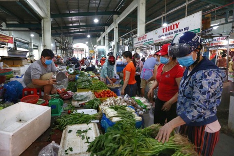 TP.HCM sau 7 ngày giãn cách xã hội theo chỉ thị 16: Số ca cộng đồng đã giảm - Ảnh 2. TP.HCM sau 7 ngày giãn cách xã hội theo chỉ thị 16: Số ca cộng đồng đã giảm - Ảnh 2.