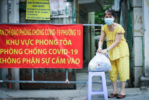 Chợ online 0 đồng cho bà con khu phong tỏa - Ảnh 1. Chợ online 0 đồng cho bà con khu phong tỏa - Ảnh 1.