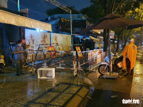 Bãi xe 397 bị phong tỏa, rau xanh, trái chín từ quê gửi vào kẹt cứng trong bãi - Ảnh 1. Bãi xe 397 bị phong tỏa, rau xanh, trái chín từ quê gửi vào kẹt cứng trong bãi - Ảnh 1.