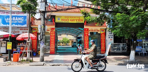 Hiệu trưởng nói gì về việc bị tố lạm thu hàng trăm triệu đồng? - Ảnh 1. Hiệu trưởng nói gì về việc bị tố lạm thu hàng trăm triệu đồng? - Ảnh 1.
