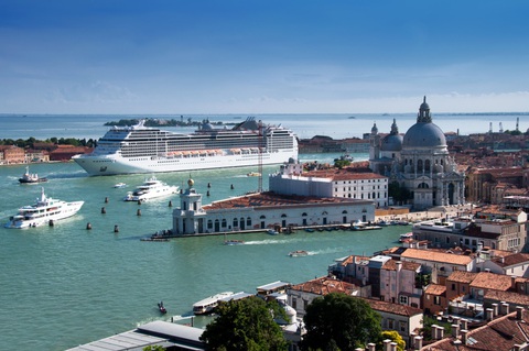 Italy cấm tàu du lịch lớn vào trung tâm Venice để bảo vệ di sản - Ảnh 1. Italy cấm tàu du lịch lớn vào trung tâm Venice để bảo vệ di sản - Ảnh 1.