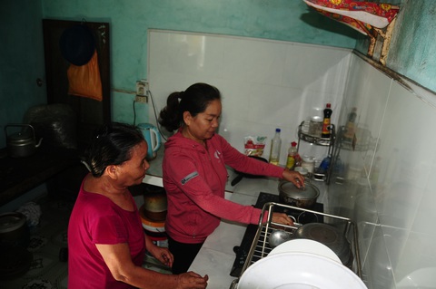 Bà lão mù được nhận làm mẹ chung của dân làng biển - Ảnh 2. Bà lão mù được nhận làm mẹ chung của dân làng biển - Ảnh 2.