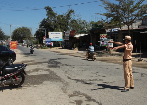 Không có giấy xét nghiệm âm tính, 3 thanh niên bơi qua sông trốn chốt kiểm dịch - Ảnh 1. Không có giấy xét nghiệm âm tính, 3 thanh niên bơi qua sông trốn chốt kiểm dịch - Ảnh 1.