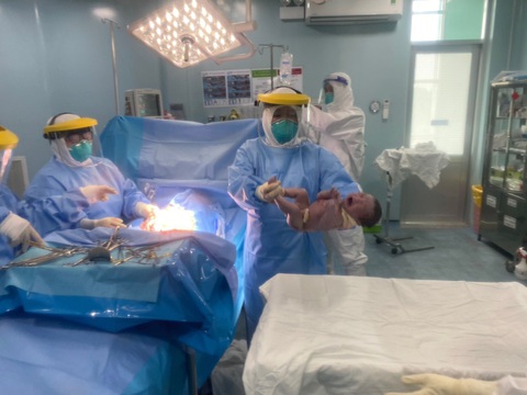 HỎI - ĐÁP mùa dịch COVID-19: Đang mang thai mắc COVID-19, sản phụ sẽ ra sao? - Ảnh 1. HỎI - ĐÁP mùa dịch COVID-19: Đang mang thai mắc COVID-19, sản phụ sẽ ra sao? - Ảnh 1.