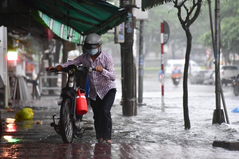 TP.HCM mưa trắng trời, nhân viên trực chốt đẩy xe dân qua chỗ ngập - Ảnh 4. TP.HCM mưa trắng trời, nhân viên trực chốt đẩy xe dân qua chỗ ngập - Ảnh 4.